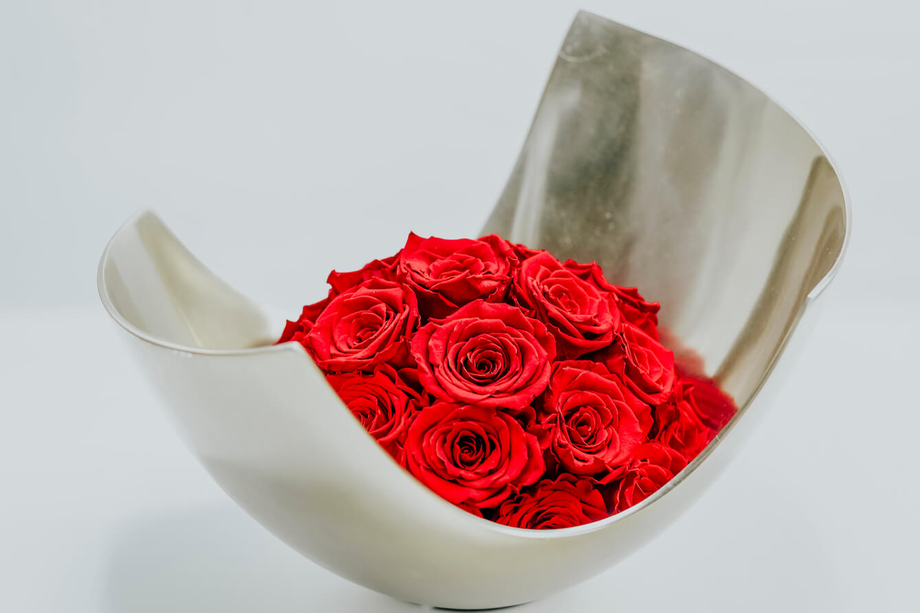 ASYMMETRIC CURVY GOLD LARGE VASE WITH LARGE RED PRESERVED FLOWERS - LUNA COLLECTION