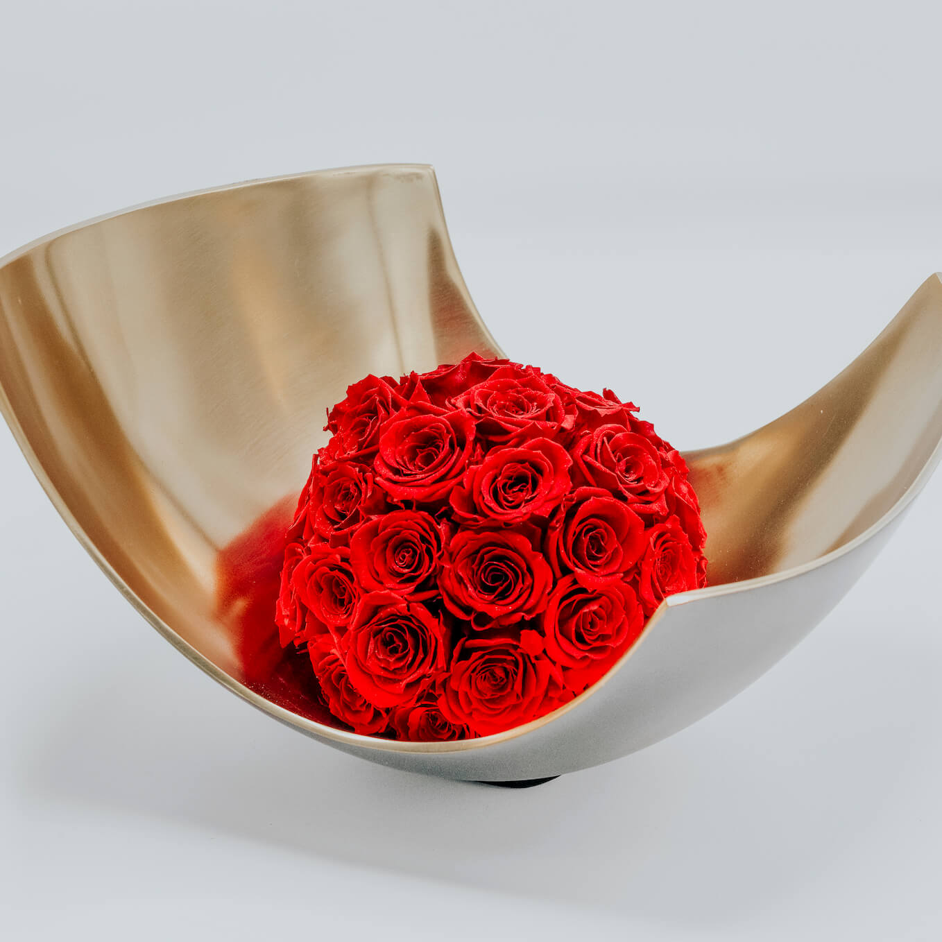ASYMMETRIC CURVY GOLD MEDIUM VASE WITH PETITE RED PRESERVED FLOWERS SPHERE - LUNA COLLECTION