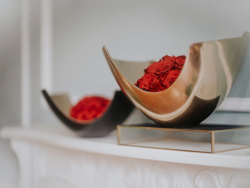 ASYMMETRIC CURVY GOLD MEDIUM VASE WITH PETITE RED PRESERVED FLOWERS SPHERE - LUNA COLLECTION