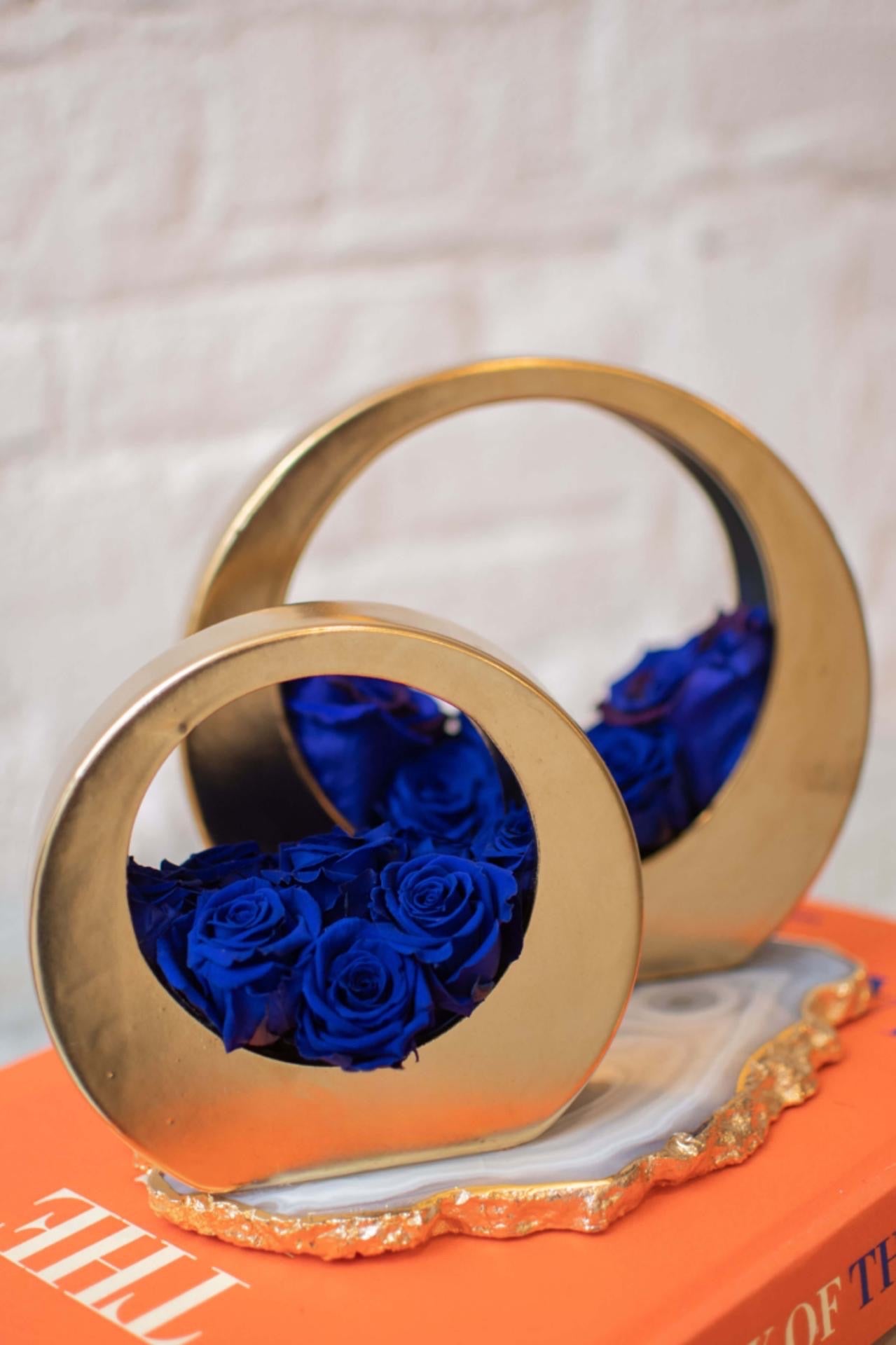 DOUBLE BLISS GOLDEN CIRCULAR VASES WITH PRESERVED ROSES