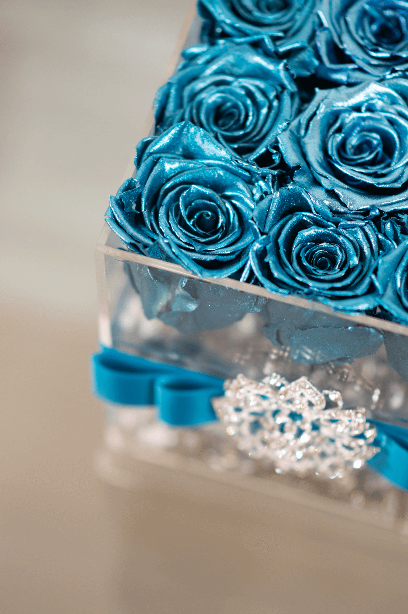 TRANSPARENT BOX WITH 9 METALLIC TURQUOISE PRESERVED ROSES