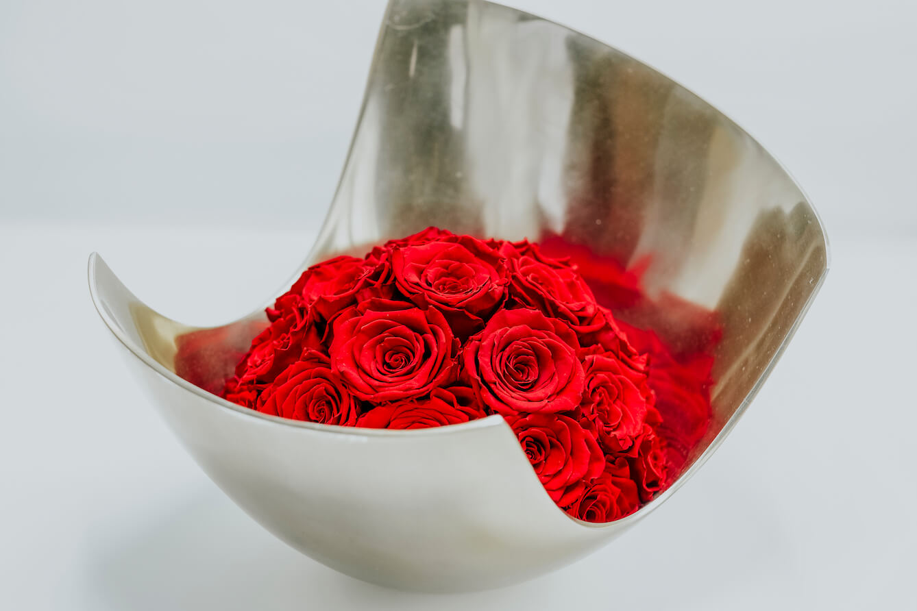 ASYMMETRIC CURVY GOLD MEDIUM VASE WITH LARGE RED PRESERVED FLOWERS - LUNA COLLECTION