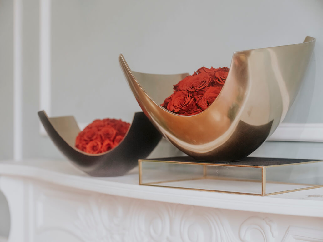 ASYMMETRIC CURVY GOLD/BLACK LARGE VASE WITH LARGE RED PRESERVED FLOWERS - LUNA COLLECTION