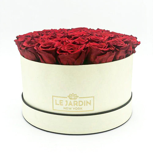 PRESERVED ROSES IN A WHITE HAT BOX