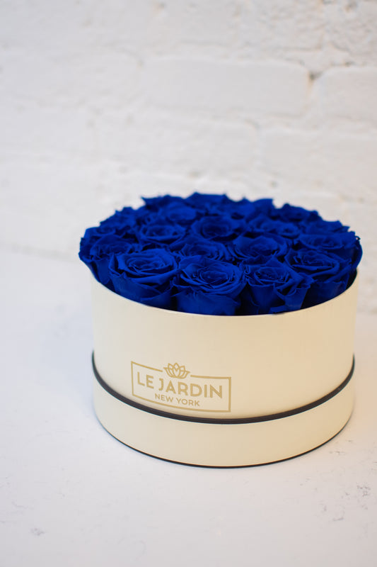 PRESERVED ROSES IN A WHITE HAT BOX