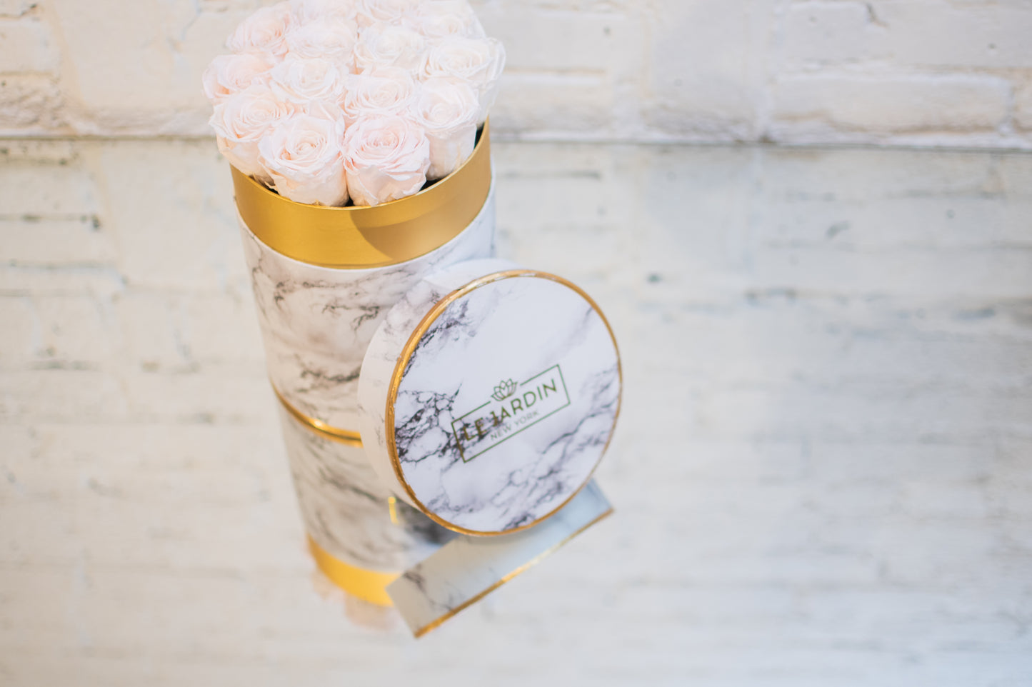 Marble Blanc with Everlasting Roses